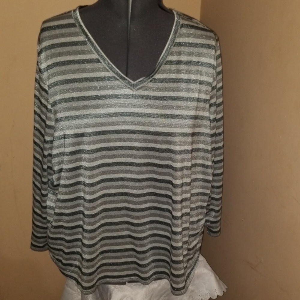 Avenue V Neck top